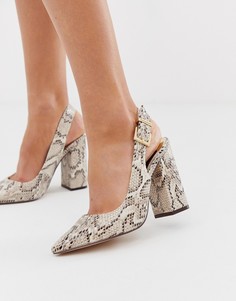 Туфли-лодочки с принтом под кожу змеи и ремешком через пятку River Island - Бежевый