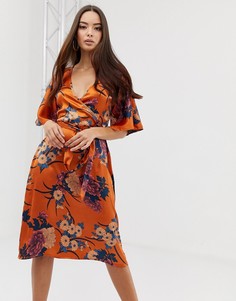 Оранжевое атласное платье-кимоно миди с цветочным принтом PrettyLittleThing - Коричневый