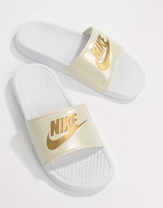 Белые шлепанцы с золотистым логотипом Nike Benassi Jdi - Белый