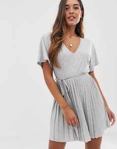 Платье мини с V-образным вырезом, плиссированной юбкой и поясом ASOS DESIGN - Серый