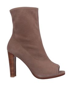 Полусапоги и высокие ботинки Stuart Weitzman