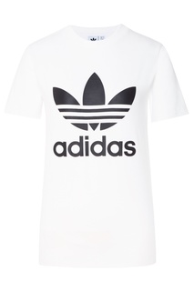 Белая футболка с черным логотипом-трилистником Adidas