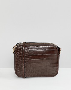 Сумка через плечо из искусственной крокодиловой кожи ASOS DESIGN - Коричневый