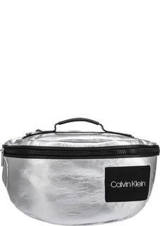 Вместительная поясная сумка серебристого цвета с ручкой Calvin Klein Jeans