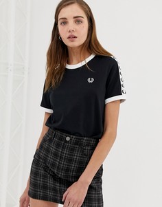 Футболка с контрастной отделкой и лентой Fred Perry - Черный