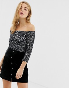 Топ с открытыми плечами и принтом QED London - Мульти