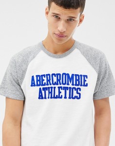 Бело-серая футболка с логотипом на груди Abercrombie & Fitch - Белый