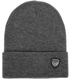 Серая шапка мелкой вязки с нашивкой EA7