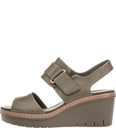 Кожаные босоножки цвета хаки на танкетке Clarks