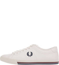 Белые кожаные кеды с логотипом бренда Fred Perry