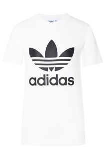 Белая футболка с черным логотипом-трилистником Adidas