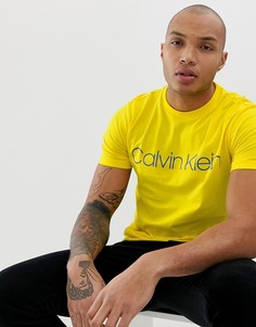 Желтая футболка с круглым вырезом и большим логотипом Calvin Klein - Желтый