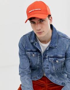 Красная бейсболка с резиновым значком ASOS DESIGN - Красный