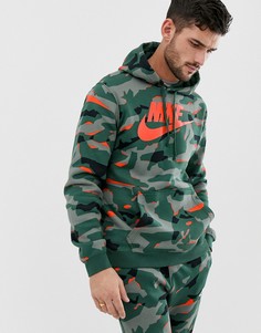 Зеленый худи с камуфляжным принтом Nike Club - Зеленый