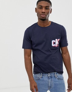 Футболка с принтом на кармане Calvin Klein - Темно-синий