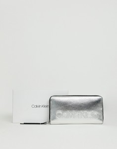 Большой кошелек на молнии с эффектом металлик Calvin Klein - Серебряный