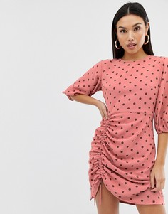 Розовое присборенное платье мини в горошек PrettyLittleThing - Розовый