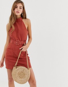 Джинсовое платье мини с халтером и ремнем ASOS DESIGN - Коричневый