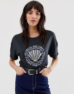 Черная выбеленная футболка с отделкой в виде ракушки с пайетками Stradivarius - Черный