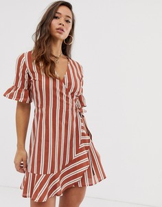Платье мини в полоску с запахом и оборками Boohoo - Мульти