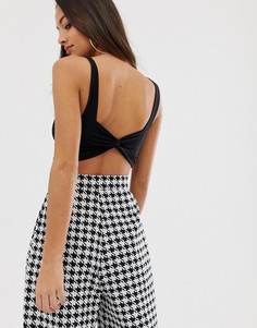 Черный базовый укороченный топ с перекрученной отделкой на спине PrettyLittleThing - Черный