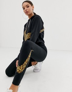 Черные леггинсы свободного кроя с леопардовым принтом на логотипе-галочке Nike - Черный