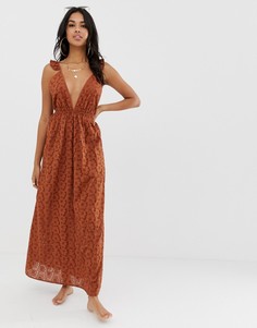 Пляжное платье макси в стиле 70-х с глубоким вырезом и оборками ASOS DESIGN - Коричневый