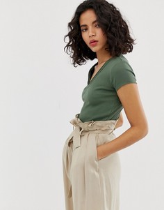 Футболка цвета хаки с V-образным вырезом River Island - Зеленый