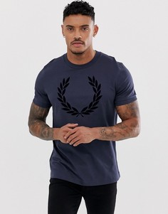 Синяя футболка с узором лавровый венок из флока Fred Perry - Синий