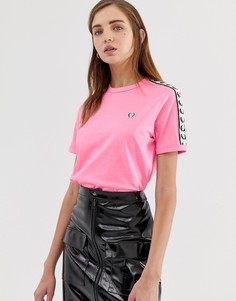 Футболка с фирменной лентой и контрастной горловиной Fred Perry - Розовый