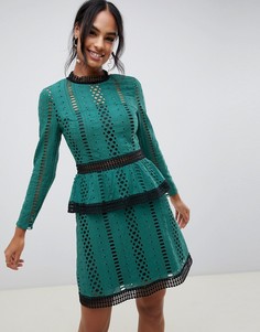 Ярусное приталенное платье мини с вышивкой ришелье ASOS DESIGN - Зеленый