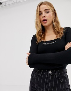 Черное боди с квадратным вырезом и надписью Bershka - Черный