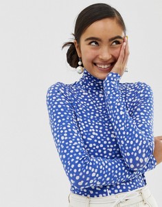 Синий топ в белый горошек с высоким воротом Monki - Мульти