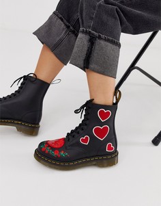 Черные высокие ботинки из кожи с вышитыми сердечками Dr Martens 1460 Pascal - Черный