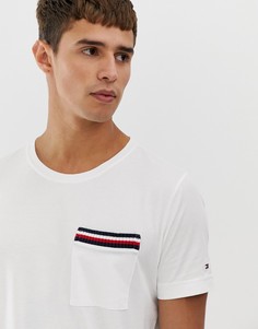 Белая футболка с полосатой отделкой фирменных цветов на кармане Tommy Hilfiger - Белый