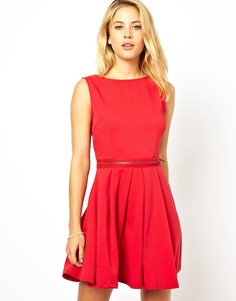 Короткое приталенное платье AX Paris - Красный