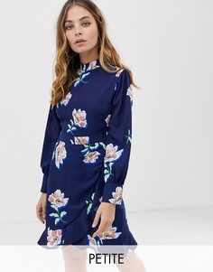 Синее платье с запахом и цветочным принтом Boohoo Petite - Мульти