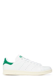 Белые кроссовки с логотипом Adidas