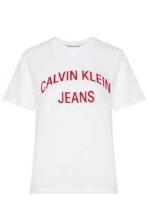 Белая футболка с красным логотипом Calvin Klein