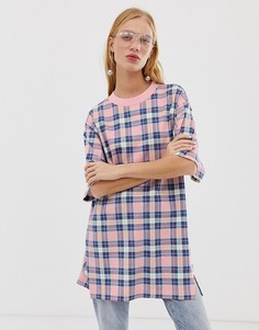 Розовая oversize-футболка в клетку Monki - Розовый
