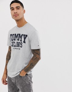 Футболка в университетском стиле Tommy Jeans Essential - Серый