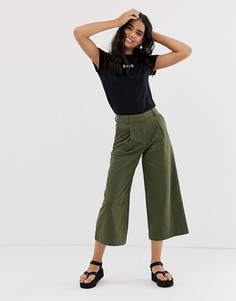 Укороченные брюки цвета хаки с широкими штанинами Monki - Зеленый
