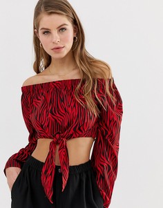 Красный кроп-топ с открытыми плечами, завязкой и зебровым принтом QED London - Красный