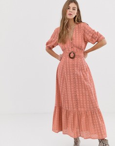 Платье макси с вышивкой ришелье и деревянной пряжкой ASOS DESIGN - Розовый