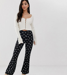 Расклешенные брюки с принтом ASOS DESIGN Petite - Мульти