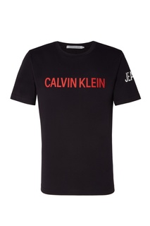 Черная футболка с красным логотипом Calvin Klein