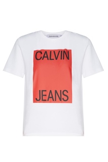 Белая футболка с красным принтом Calvin Klein