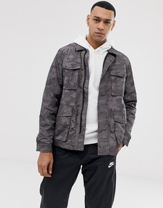 Серая куртка в стиле милитари с камуфляжным принтом ASOS DESIGN - Серый