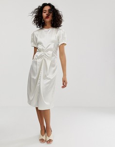 Атласное платье миди со сборками ASOS WHITE - Кремовый
