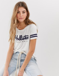 Футболка с логотипом, драпировкой и полосками в спортивном стиле на рукавах Hollister - Белый